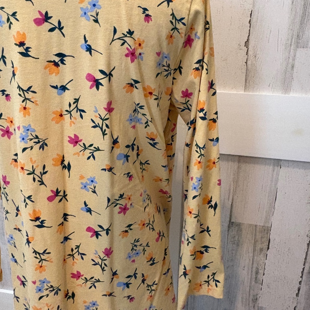 Woman Within Yellow Floral Top - Picture 5 of 9